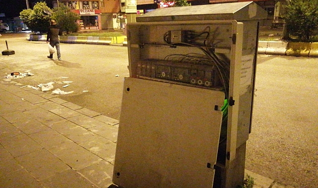 Ağrı kent merkezinde Elektrik panoları tehlike saçıyor