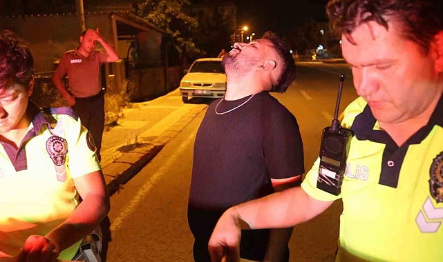 Alkollü genç ceza yiyince kahkahayla imza attı