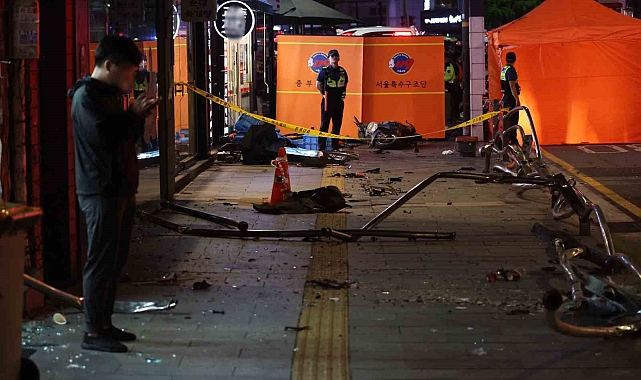 Araç yaya geçidinde bekleyen kalabalığın arasında daldı 9 kişi öldü