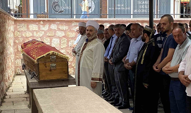 Aracına bağladığı ipi kontrol etmek isterken minibüs çarptı