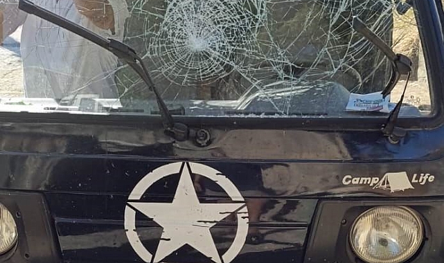 Aracına kaya isabet etti ölümden döndü