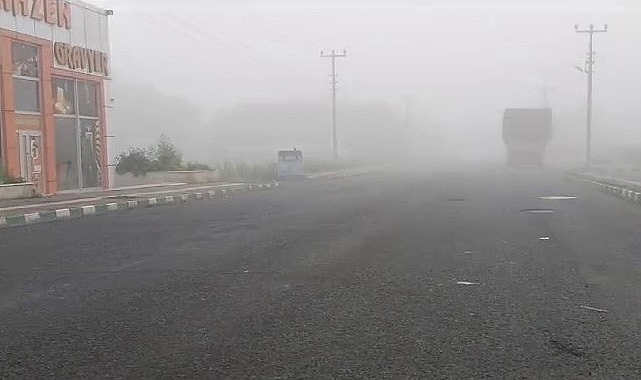 Ardahan&#039;ın Göle ilçesinde etkili olan sis, araç sürücülerine zor anlar yaşattı