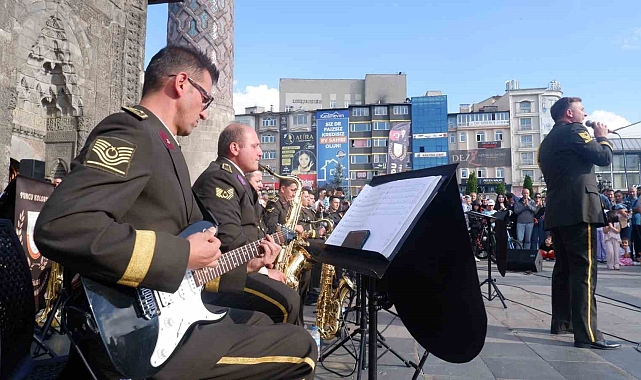 Askeri bando takımı verdiği konserle vatandaşları coşturdu