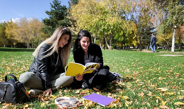 Atatürk Üniversitesi, ilk günkü heyecanıyla yeni öğrencilerini bekliyor