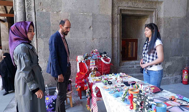 Atık malzemelerle yaptığı eşyalarla hayata daha fazla tutundu