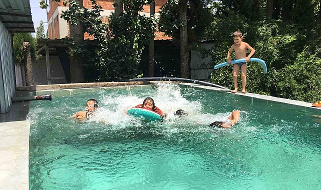 Aydın&#039;ın Germencik İlçesinde Yeni Seçilen Muhtardan Serinleten Hizmet