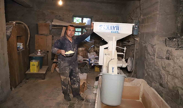 Babasından kalan ekmek teknesinde geleneksel yöntemle un öğütüyor