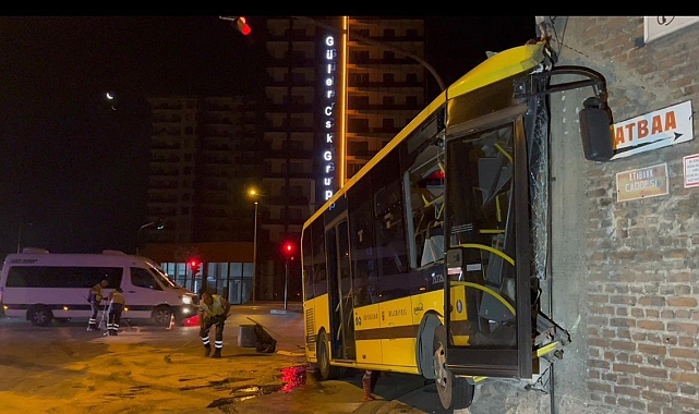 Belediye otobüsü, kontrolden çıkarak tamirci dükkanına girdi