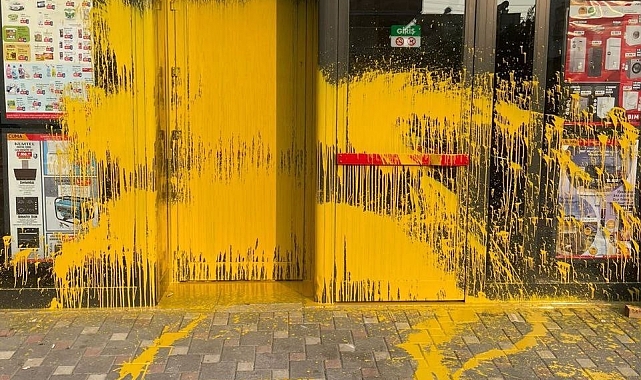 BİM şubesine motosikletle gelerek boyalı saldırıda bulundu