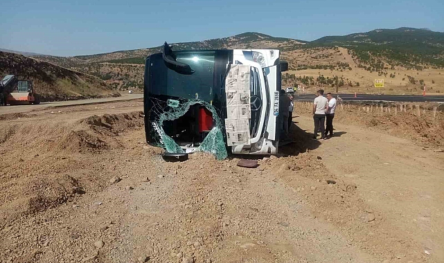 Bingöl&#039;de yolcu otobüsü devrildi: 14 yaralı