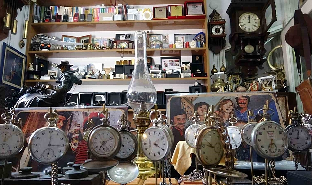 Bini aşkın eski objeyi adete müzeye dönüştürdüğü iş yerinde sergiliyor