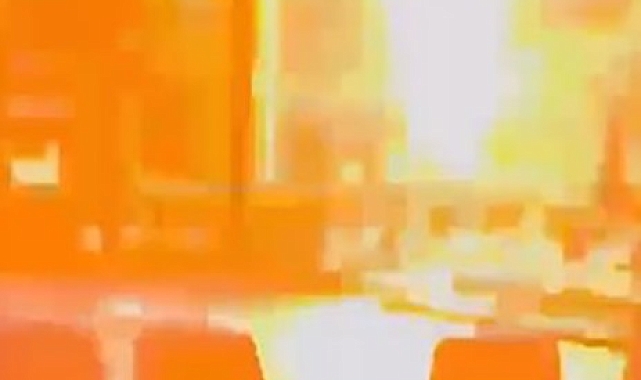 Bir otelin bahçesine düşen yıldırım, yangına neden oldu