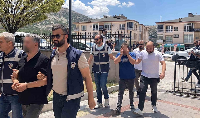 Burdur&#039;da polis ekiplerince düzenlenen fuhuş operasyonunda 4 kişi tutuklandı