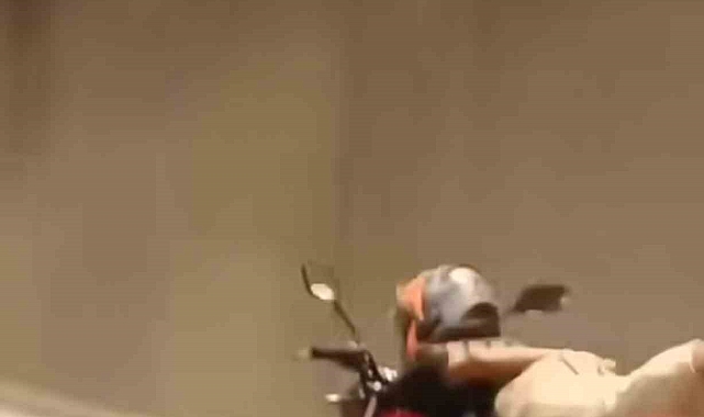 Bursa&#039;da motosiklet sürücüsünün uzanarak tehlikeli seyri