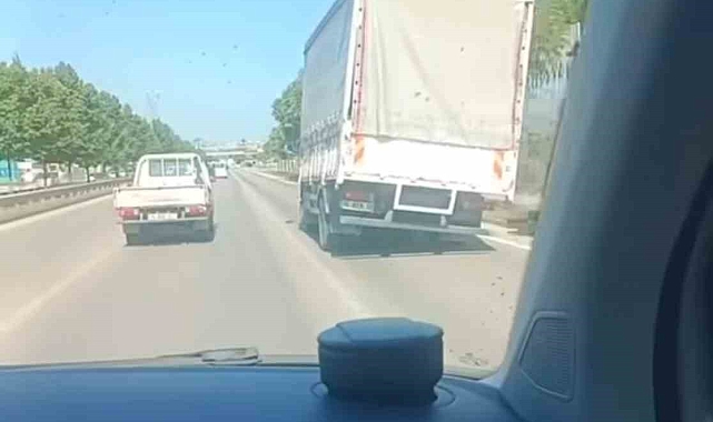 Bursa&#039;da trafikte yan giden kamyon görenleri hayrete düşürdü