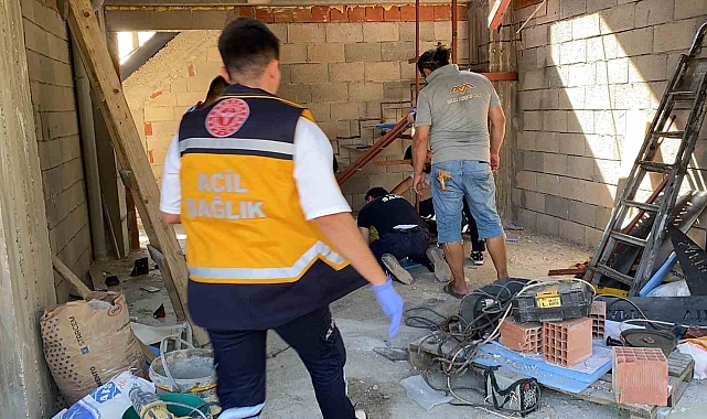 Çalıştığı inşaatta dengesini kaybederek düşen işçinin bacağına demir saplandı