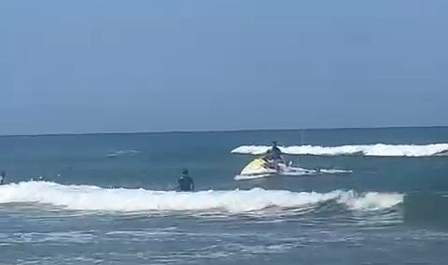 Cankurtaranlar, boğulma tehlikesi geçiren 2 kişiyi kurtardı