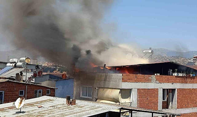 Çatı, saniyeler içinde alevlere teslim oldu