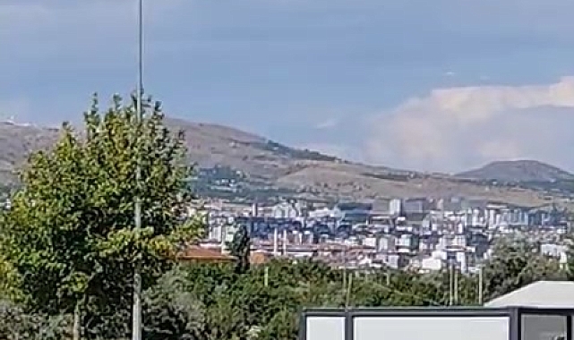 Çekilen bozuk aracın kaputuna oturan kişi, görenleri korkuttu