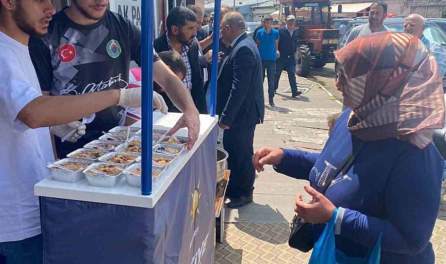 Çıldır İlçe Teşkilatı vatandaşlara aşure ikram etti