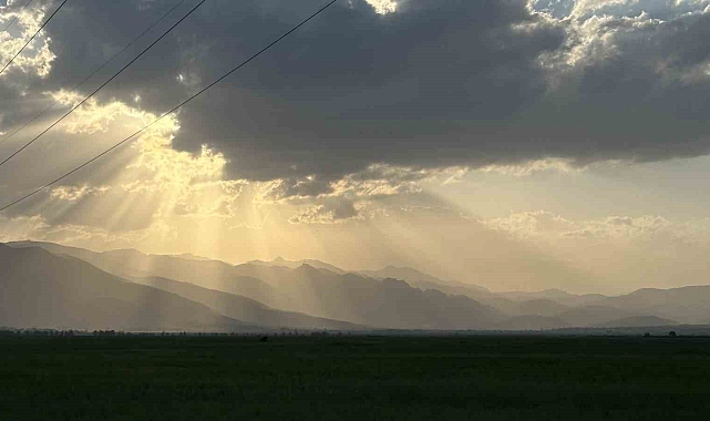 Cilo Dağları toz bulutu içinde kayboldu