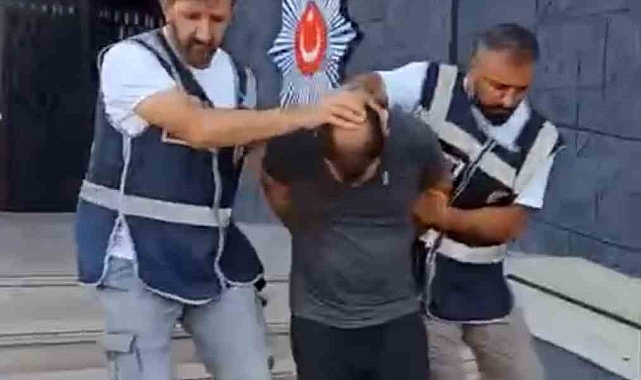 Cinayet zanlısı, terlikle gezerken yakalndı