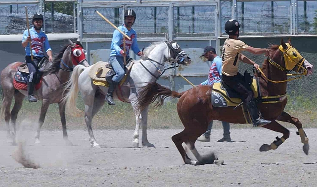 Cirit maçları, Erzurum&#039;da nefes kesmeye devam ediyor