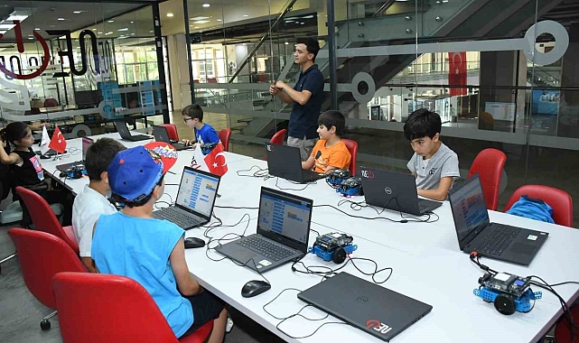 Çocuklar robotik kodlamayı öğreniyor