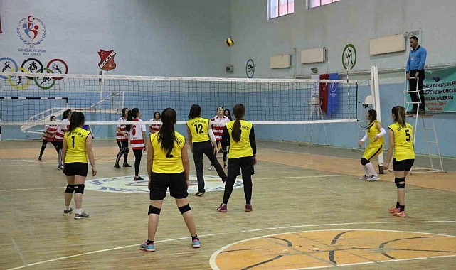Çocukların voleybol ile tanıştırılması amaçlı Ağrı&#039;da &quot;Fabrika Voleybol Okulu&quot; açılıyor