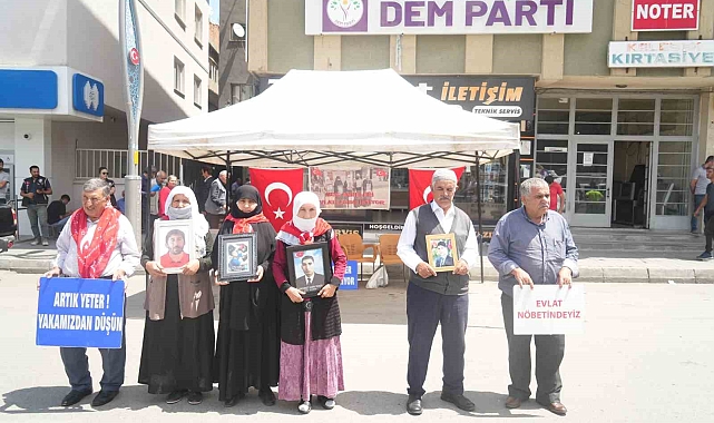 Çocuklarını PKK&#039;nın pençesinden kurtarmak isteyen ailelerin eylemi sürüyor