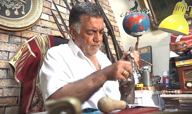 Çocukluğunda topladığı antika eşyaları tarihi Yeni Han&#039;daki küçük dükkanında sergiliyor