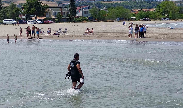 Denize giren baba kayboldu, oğlu vatandaşlar tarafından kurtarıldı