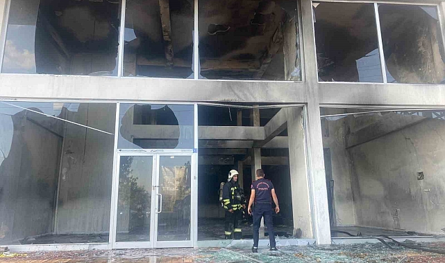 Depo olarak kullanılan iş yerinde yangın çıktı