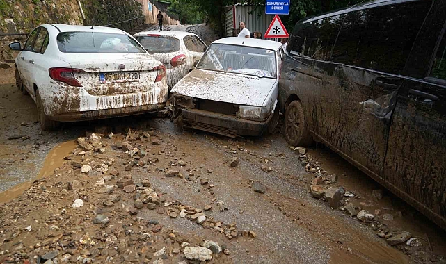 Dereler taştı, otomobilleri önüne katıp sürükledi