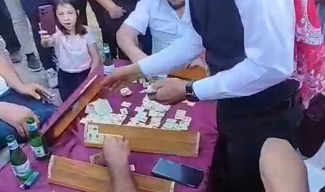 Düğün konvoyunun önü &#039;okey masası&#039; ile kesildi