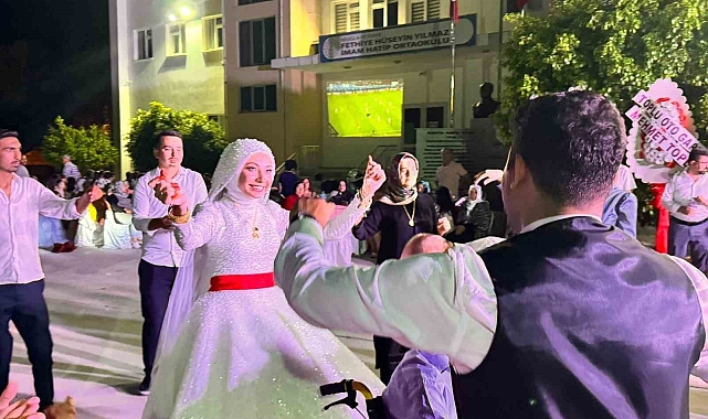 Düğün salonunda dev bir ekran kurdurup hem oynadılar, hem maç izlediler