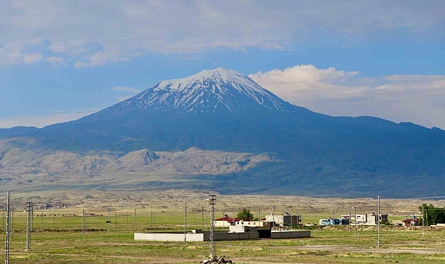 efsanelere konu olan Ağrı Dağı, heybetli görüntüsü mest ediyor