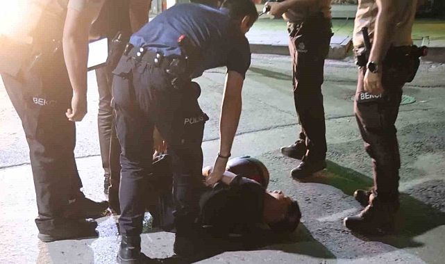 Ehliyetsiz motosiklet kullanan çocuklar karşılarında polis ve bekçileri görünce motosikleti atıp kaçmak istedi