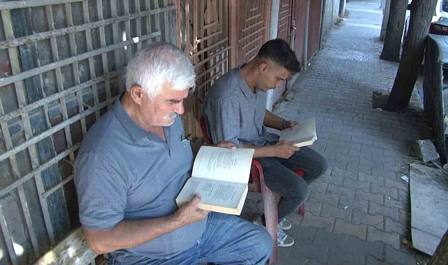 Ekmek bekleyen müşteriler kitap okuyor