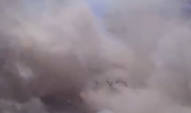 Elazığ&#039;da ağır hasar gören bina, iş makinesinin dokunmasıyla yerle bir oldu