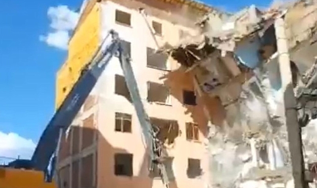 Elazığ&#039;da ağır hasarlı bina, iş makinesinin tek dokunuşuyla yerle bir oldu