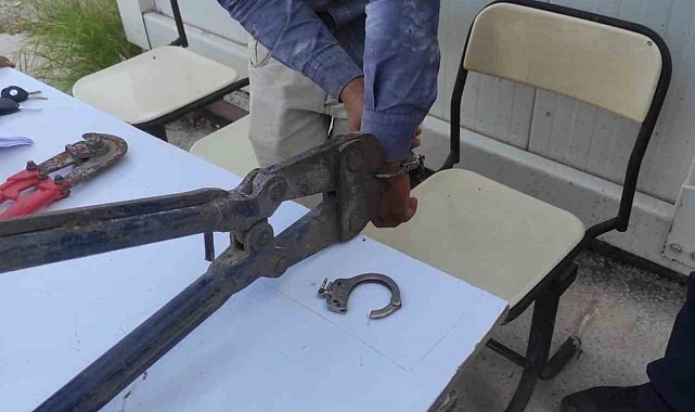 Eline kelepçe sıkışan vatandaş soluğu itfaiye istasyonunda aldı