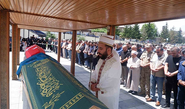 Erzincan&#039;da kaza geçirerek hayatını kaybeden komiser ve annesi memleketi Erzurum&#039;da toprağa verildi
