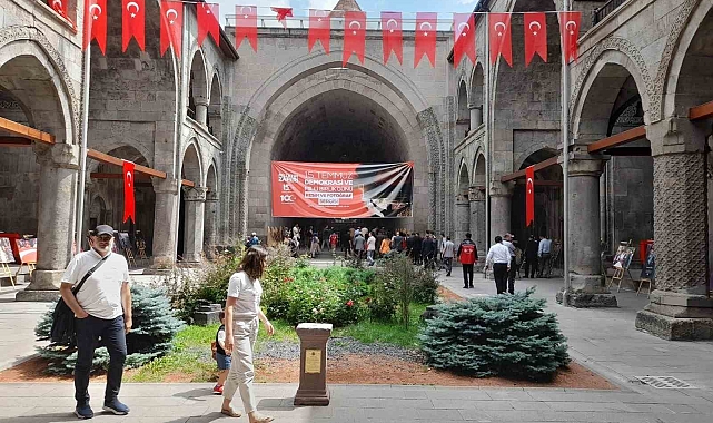 Erzurum&#039;da Çifte Minareli Medrese&#039;de fotoğraf sergisi açıldı