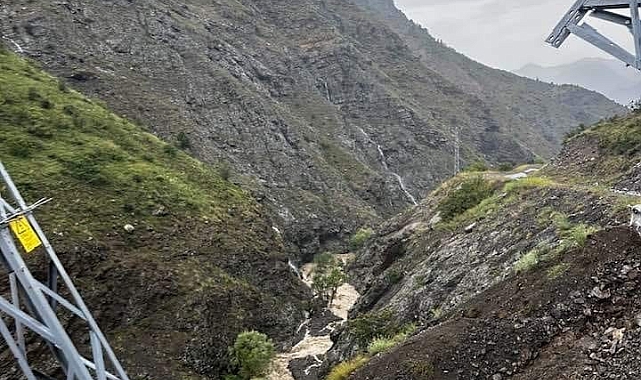 Erzurum&#039;da sel, yolun çökmesine sebep oldu