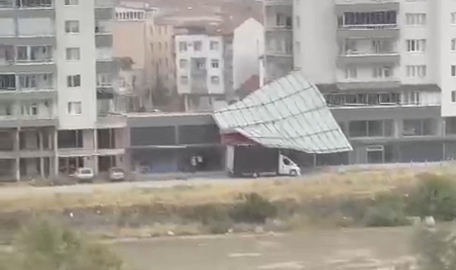 Etkili olan şiddetli fırtına sebebiyle bir sitede binanın çatısı uçtu