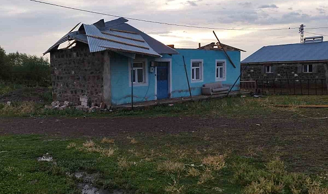 Etkili olan şiddetli rüzgar, Kars&#039;ta çatıları uçurdu