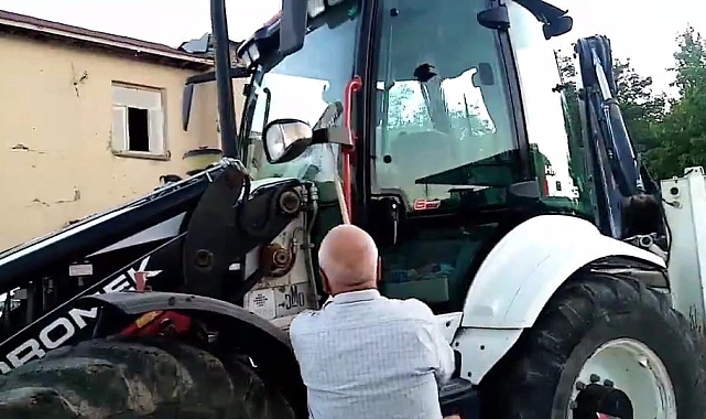 Evinin önüne park edilmiş İl Özel İdaresi&#039;ne ait kepçeyi yıkadı