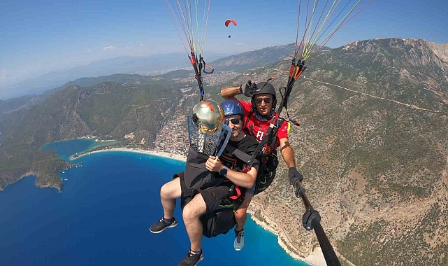 Fethiye&#039;de Galatasaray&#039;ın şampiyonluk kupası göklerde