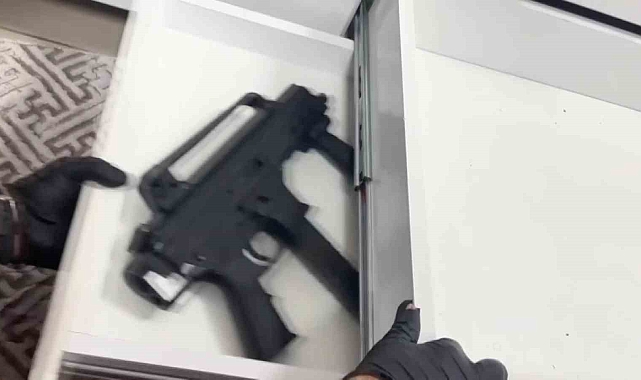 Gardırobun zulasından tüfek çıktı